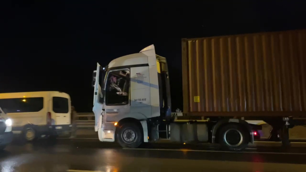 TIR ŞOFÖRÜNÜ REHİN ALAN ŞAHIS İÇİŞLERİ BAKANI İLE KONUŞARAK TESLİM OLDU