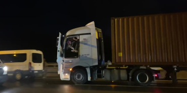 TIR ŞOFÖRÜNÜ REHİN ALAN ŞAHIS İÇİŞLERİ BAKANI İLE KONUŞARAK TESLİM OLDU