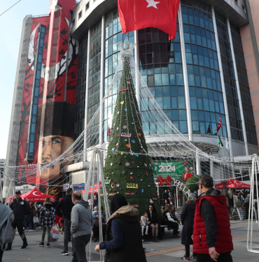 Yeni yıl coşkusu Belsa Meydanında tüm hızıyla devam ediyor