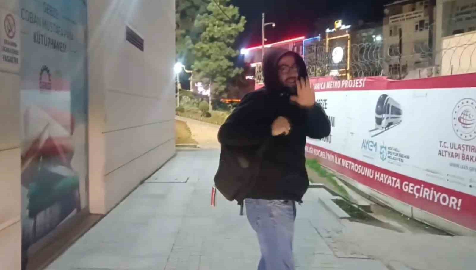 ders calisirken kendini kaptiran genc kutuphanede kilitli kaldi 16u2qeTQ.jpg