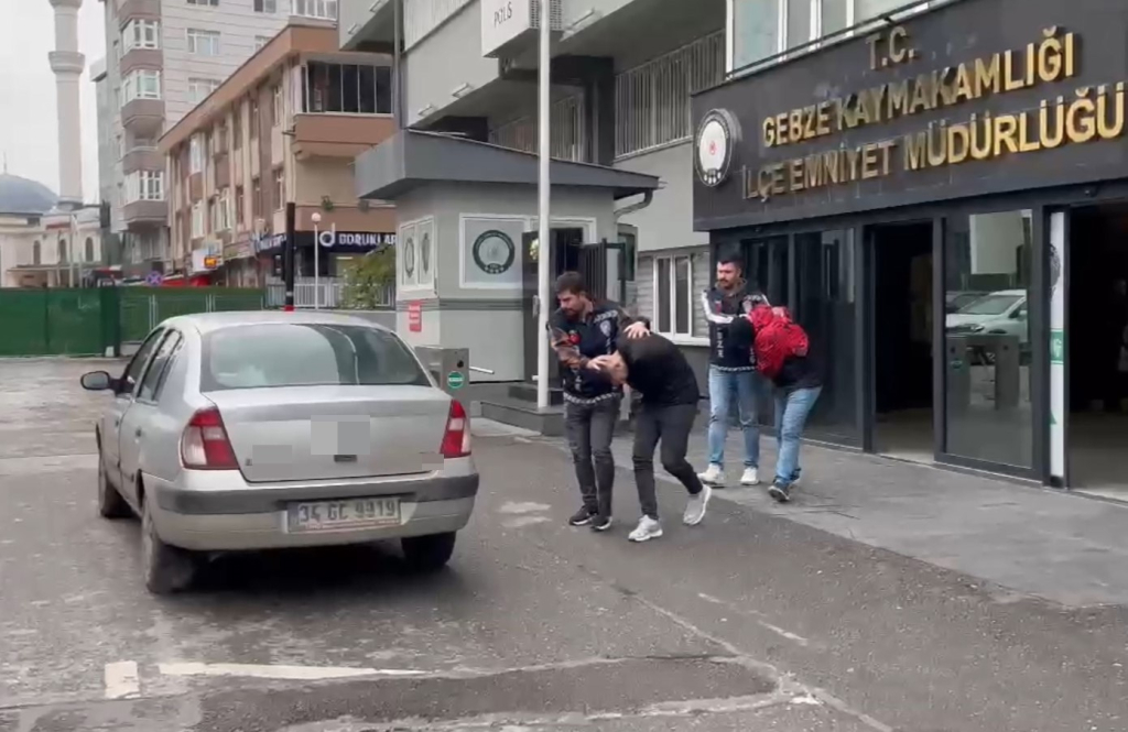 evinin bahcesinde ailesiyle oturan adama dehseti yasatmislardi yakalandilar qIDsYtjq.jpg