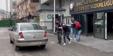 evinin bahcesinde ailesiyle oturan adama dehseti yasatmislardi yakalandilar qIDsYtjq.jpg