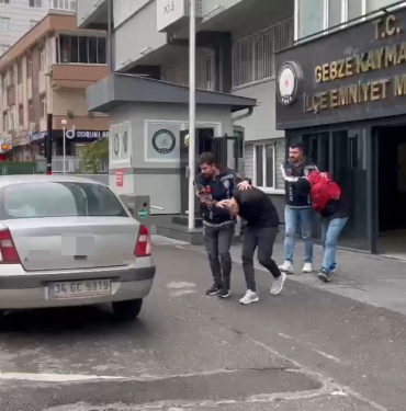 evinin bahcesinde ailesiyle oturan adama dehseti yasatmislardi yakalandilar qIDsYtjq.jpg