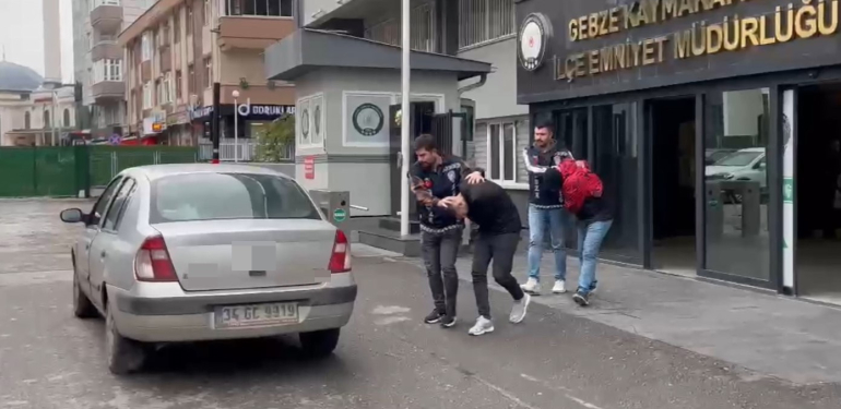 evinin bahcesinde ailesiyle oturan adama dehseti yasatmislardi yakalandilar qIDsYtjq.jpg