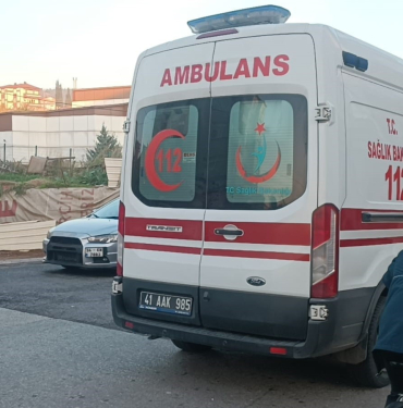 gebze de yolun karsisina gecmeye calisan cocuga otomobil carpti Y5ehzMKS.jpg