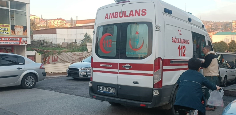 gebze de yolun karsisina gecmeye calisan cocuga otomobil carpti Y5ehzMKS.jpg