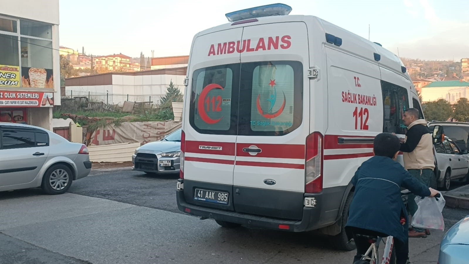 gebze de yolun karsisina gecmeye calisan cocuga otomobil carpti Y5ehzMKS.jpg