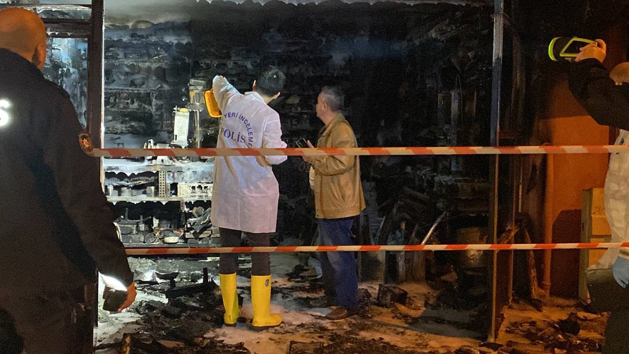 hobi dukkani alevlere teslim oldu CEUBihCp.jpg