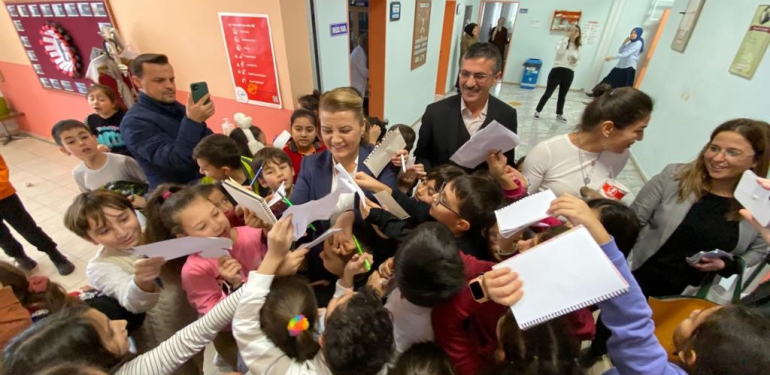 hurriyet her cocuga bir ogun ucretsiz yemek hizmetimiz var CAeBlkxW.jpg