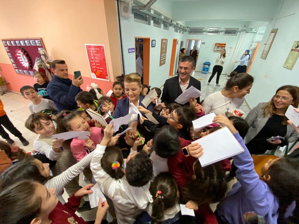 hurriyet her cocuga bir ogun ucretsiz yemek hizmetimiz var CAeBlkxW.jpg
