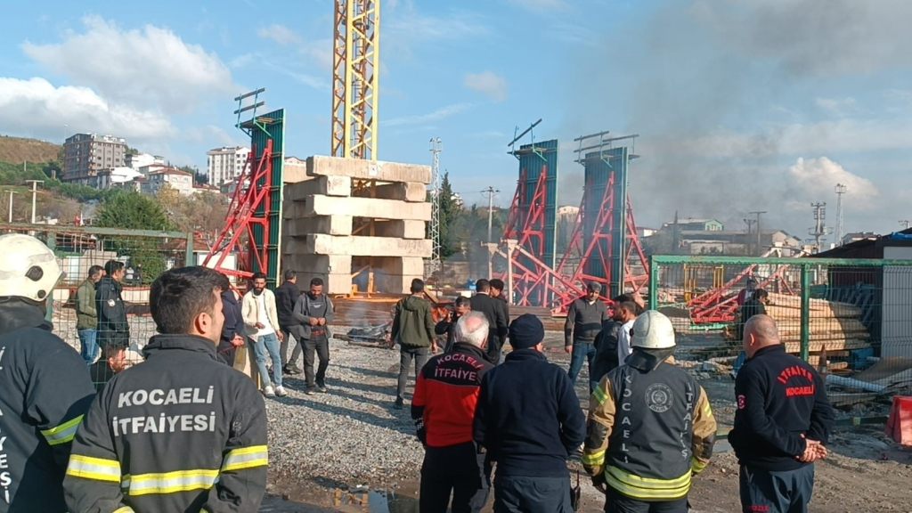 İŞÇİLERE PARA ÖDEMEYEN YÜKLENİCİ FİRMALAR, PROJENİN İLERLEMESİNE ENGEL OLUYOR PARALARINI ALAMAYAN İŞÇİLER METRO ŞANTİYESİNDE ATEŞ YAKARAK EYLEM YAPTI