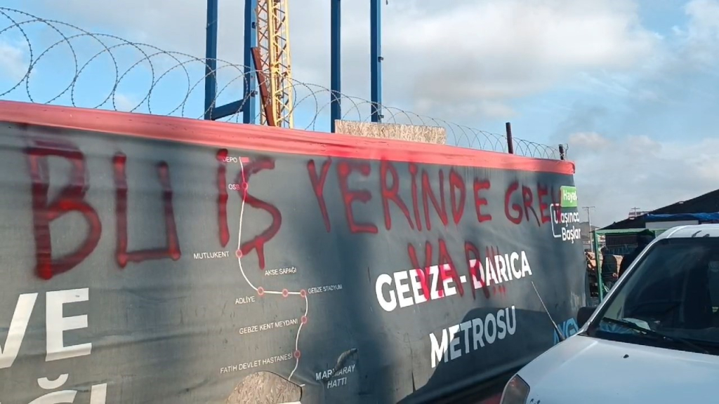 İŞÇİLERE PARA ÖDEMEYEN YÜKLENİCİ FİRMALAR, PROJENİN İLERLEMESİNE ENGEL OLUYOR PARALARINI ALAMAYAN İŞÇİLER METRO ŞANTİYESİNDE ATEŞ YAKARAK EYLEM YAPTI
