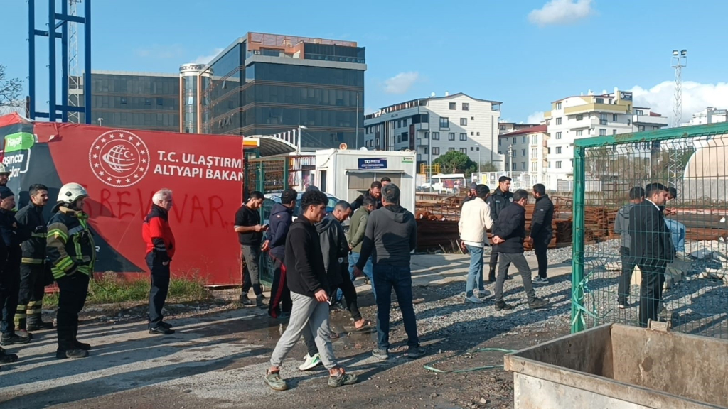 İŞÇİLERE PARA ÖDEMEYEN YÜKLENİCİ FİRMALAR, PROJENİN İLERLEMESİNE ENGEL OLUYOR PARALARINI ALAMAYAN İŞÇİLER METRO ŞANTİYESİNDE ATEŞ YAKARAK EYLEM YAPTI