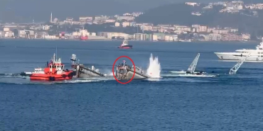 izmit korfezinin ortasinda can pazari batan yuzer havuzdan denize atladilar BjEuiIdh.jpg