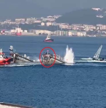 izmit korfezinin ortasinda can pazari batan yuzer havuzdan denize atladilar BjEuiIdh.jpg