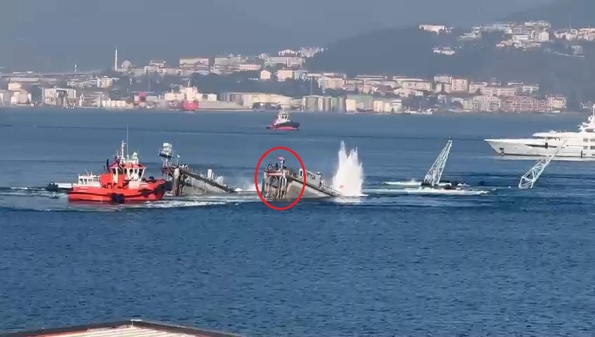 izmit korfezinin ortasinda can pazari batan yuzer havuzdan denize atladilar BjEuiIdh.jpg