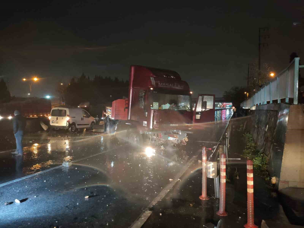 izmit te bariyerleri asan tir karsi seritte durabildi BSKG8wiM.jpg