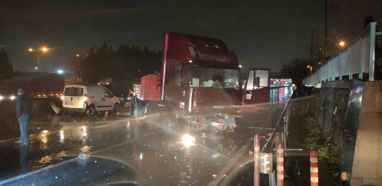 izmit te bariyerleri asan tir karsi seritte durabildi BSKG8wiM.jpg