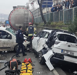 kayganlasan yolda feci kaza 1i agir 3 yarali ASQ99Ix3.jpg