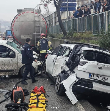 kayganlasan yolda feci kaza 1i agir 3 yarali ASQ99Ix3.jpg