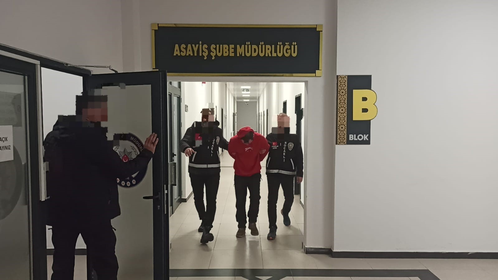 kocaeli de 41 bin tl ve tabanca caldi eskisehirde yakalandi ratjH2aR.jpg