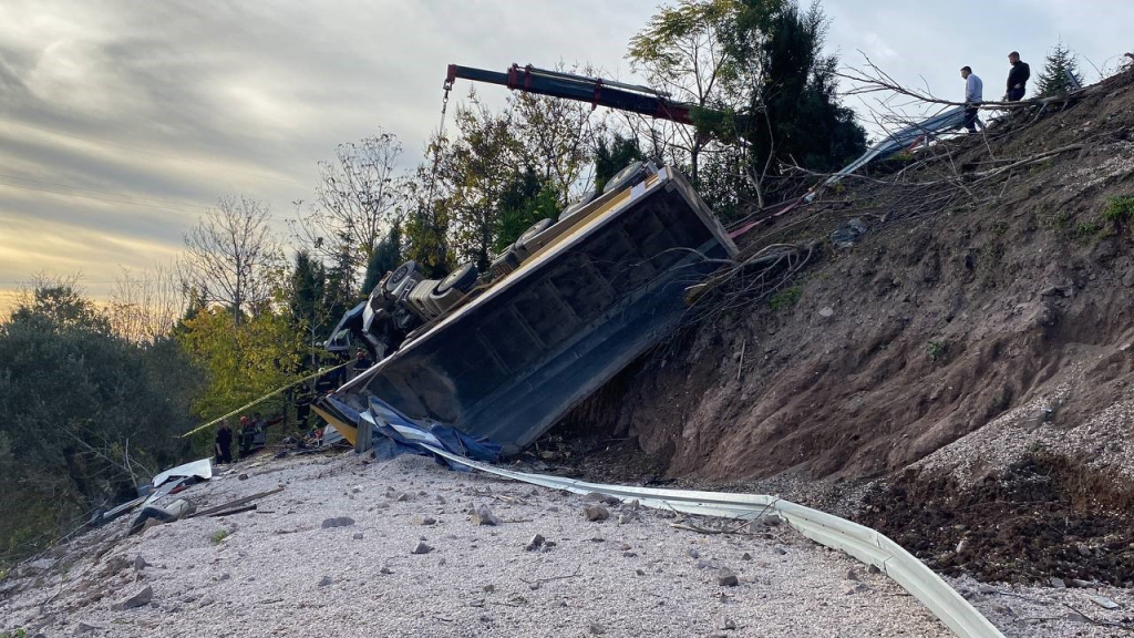 korfez de 75 metre suruklenen hafriyat kamyonu yesillik alana devrildi 1 olu 1 yarali 5EADwgtP.jpg