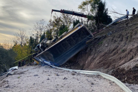 korfez de 75 metre suruklenen hafriyat kamyonu yesillik alana devrildi 1 olu 1 yarali 5EADwgtP.jpg