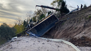 korfez de 75 metre suruklenen hafriyat kamyonu yesillik alana devrildi 1 olu 1 yarali 5EADwgtP.jpg