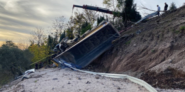 korfez de 75 metre suruklenen hafriyat kamyonu yesillik alana devrildi 1 olu 1 yarali 5EADwgtP.jpg