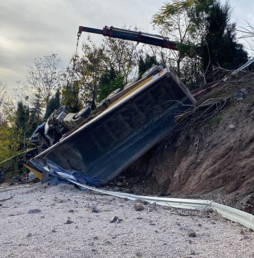 korfez de 75 metre suruklenen hafriyat kamyonu yesillik alana devrildi 1 olu 1 yarali 5EADwgtP.jpg
