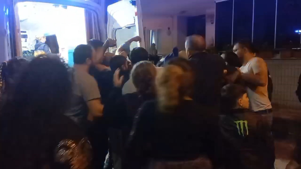 korfez de sokak ortasinda bacagindan vuruldu 4CvxeiiI.jpg