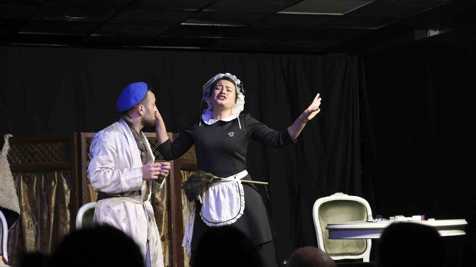 ogrencilerin sergiledikleri tiyatro oyunu begeni topladi 1kunArxp.jpg