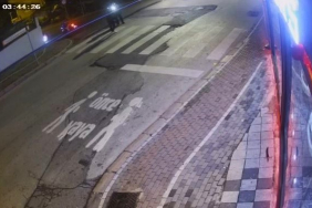 oto galeriye kursun yagdirdilar o anlari videoya cekip sosyal medyada paylastilar bFk7d5a2.jpg