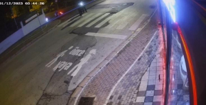 oto galeriye kursun yagdirdilar o anlari videoya cekip sosyal medyada paylastilar bFk7d5a2.jpg