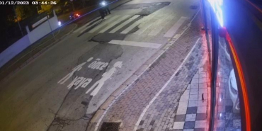 oto galeriye kursun yagdirdilar o anlari videoya cekip sosyal medyada paylastilar bFk7d5a2.jpg