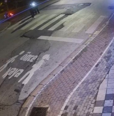 oto galeriye kursun yagdirdilar o anlari videoya cekip sosyal medyada paylastilar bFk7d5a2.jpg