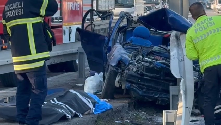 otomobil bariyerlere ok gibi saplandi anne ve oglu hayatini kaybetti GCSniRAV.jpg