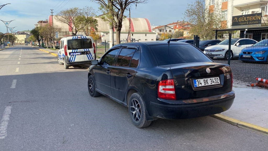 park halindeki otomobilde silahla vurulmus halde bulundu 4OyC14Cz.jpg
