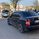 park halindeki otomobilde silahla vurulmus halde bulundu 4OyC14Cz.jpg