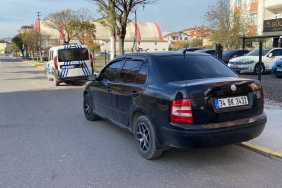 park halindeki otomobilde silahla vurulmus halde bulundu 4OyC14Cz.jpg