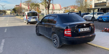 park halindeki otomobilde silahla vurulmus halde bulundu 4OyC14Cz.jpg