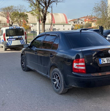 park halindeki otomobilde silahla vurulmus halde bulundu 4OyC14Cz.jpg