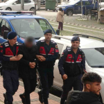 tek tus dehseti onledi genc kadinin yardimina 3 dakikada yetistiler qKhN3Oya.jpg