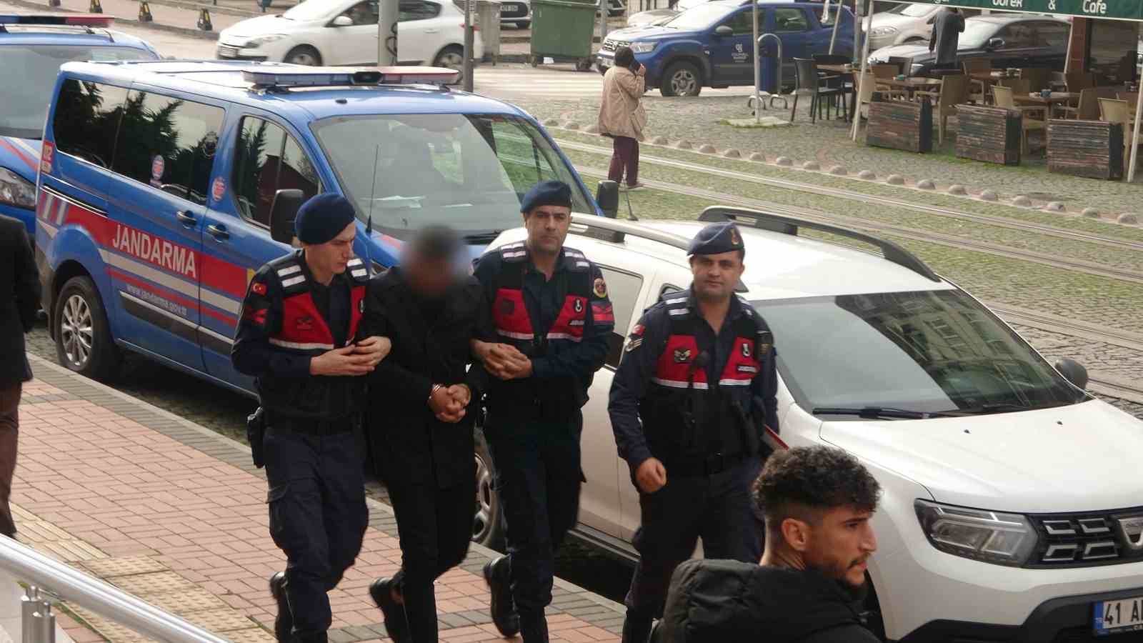 tek tus dehseti onledi genc kadinin yardimina 3 dakikada yetistiler qKhN3Oya.jpg