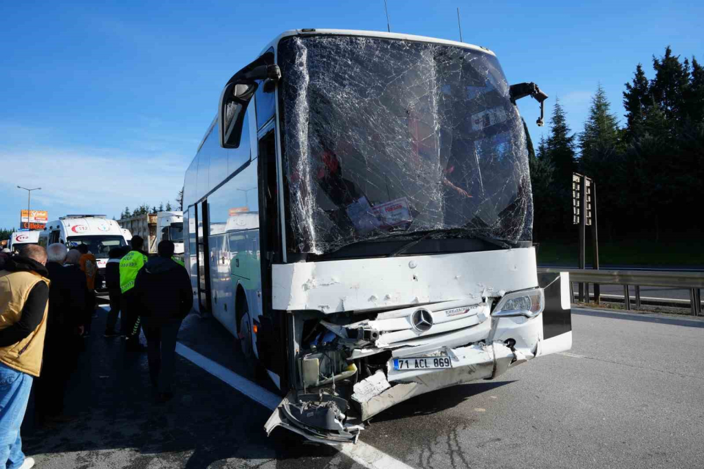 temde yolcu otobusu tira carpti 13 yarali tXb3NSKV.jpg