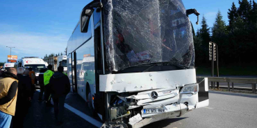 temde yolcu otobusu tira carpti 13 yarali tXb3NSKV.jpg