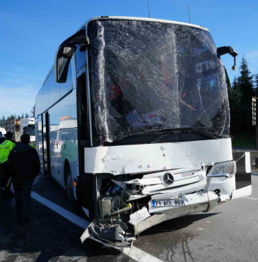 temde yolcu otobusu tira carpti 13 yarali tXb3NSKV.jpg