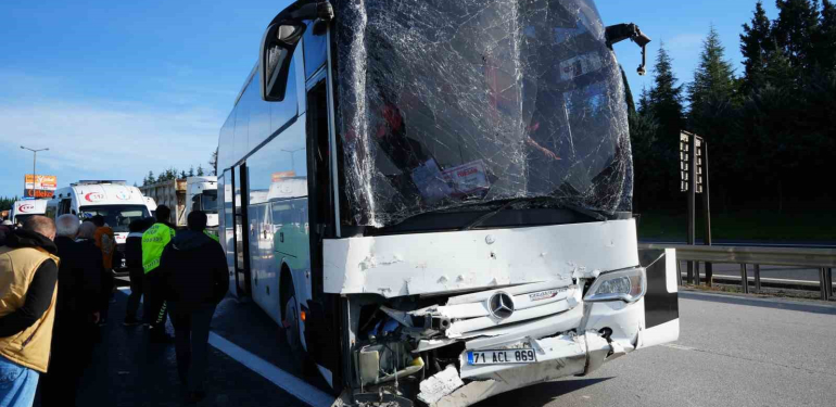 temde yolcu otobusu tira carpti 13 yarali tXb3NSKV.jpg
