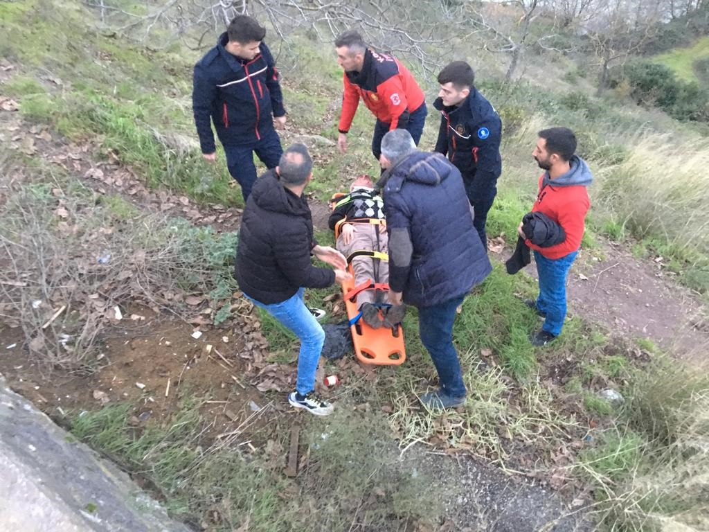 UÇURUMA YUVARLANAN KAMYONETTEN SON ANDA KURTULDU YARALI SÜRÜCÜYÜ İTFAİYE EKİPLERİ ÇIKARDI