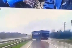 yolcu dolu minibusun onune cikan kamyona carptigi kazanin goruntuleri ortaya cikti iyagnYaN.jpg